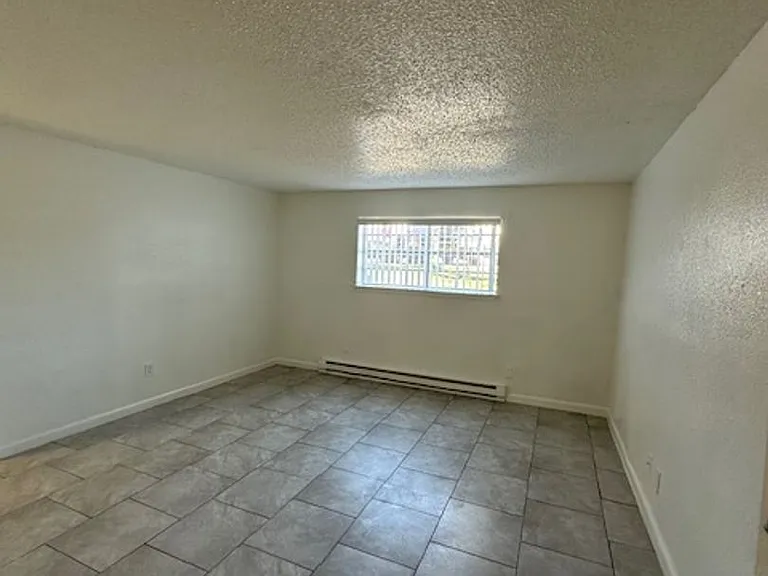 Las Brisas Apartments — Photo 24