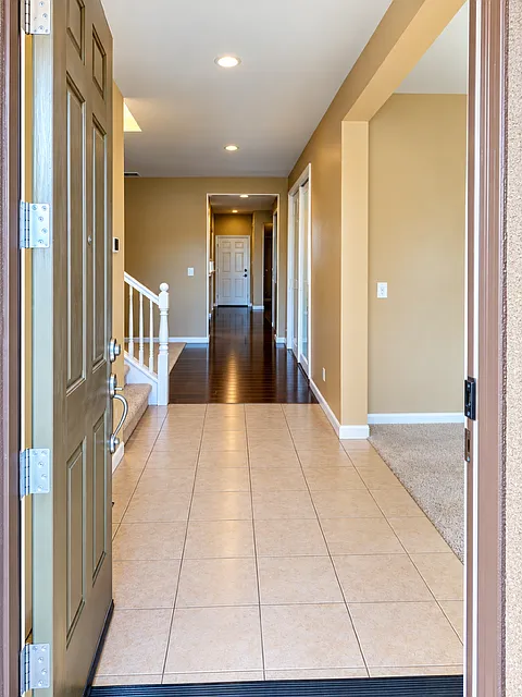 3 bed, 2.5 bath, 2136 sqft, $3,200 — Photo 2