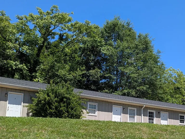 211 8th Avenue Dr SE — Photo 1