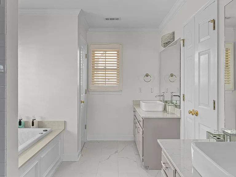 Primary En-suite bathroom