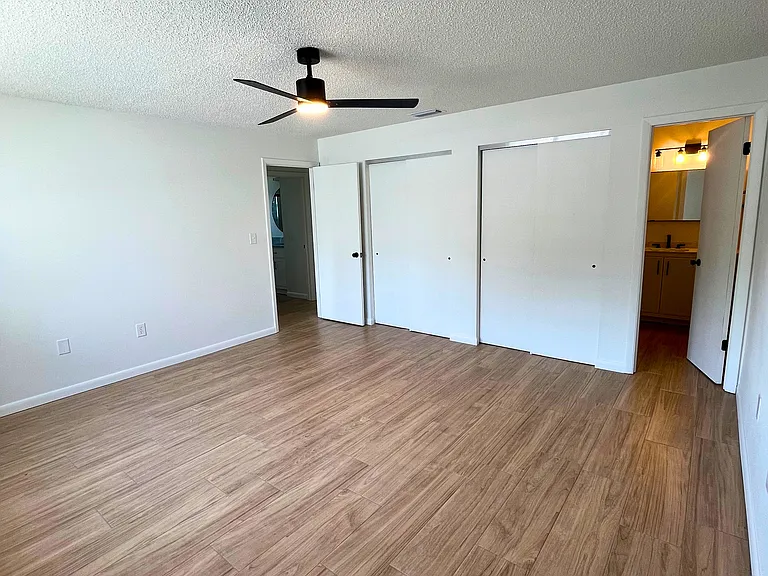 Master Bedroom / Oversized Closet