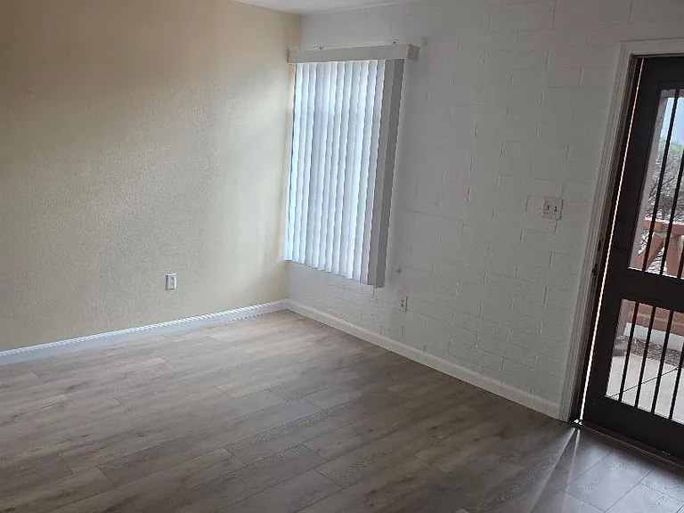 408 S Paseo Quinta #B — Photo 4
