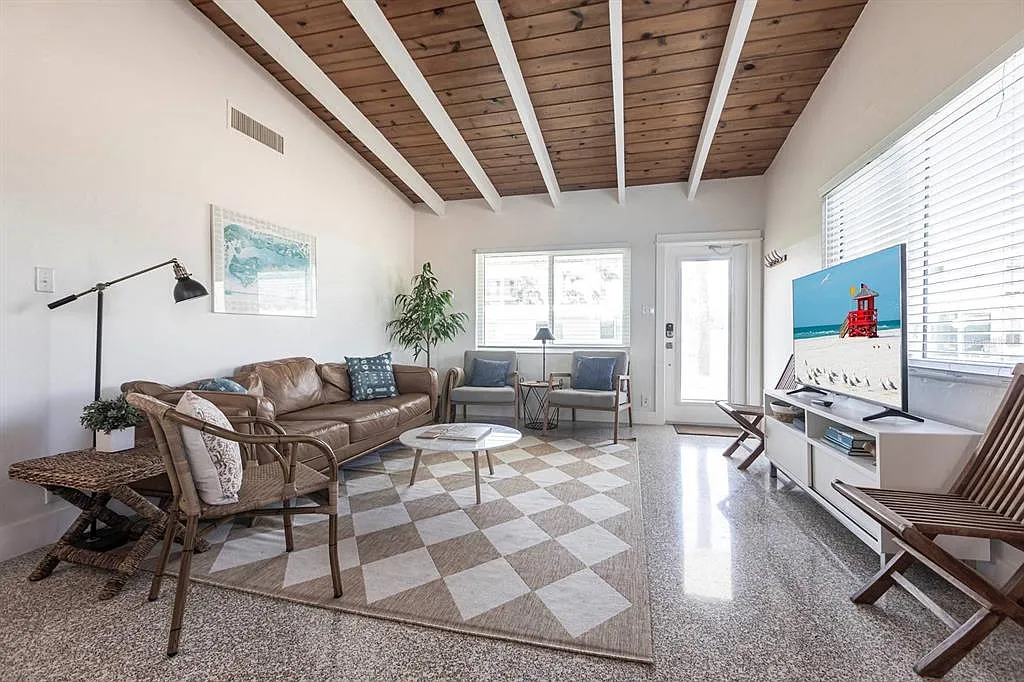 2 bed, 1.5 bath, 840 sqft, $6,300 — Photo 3
