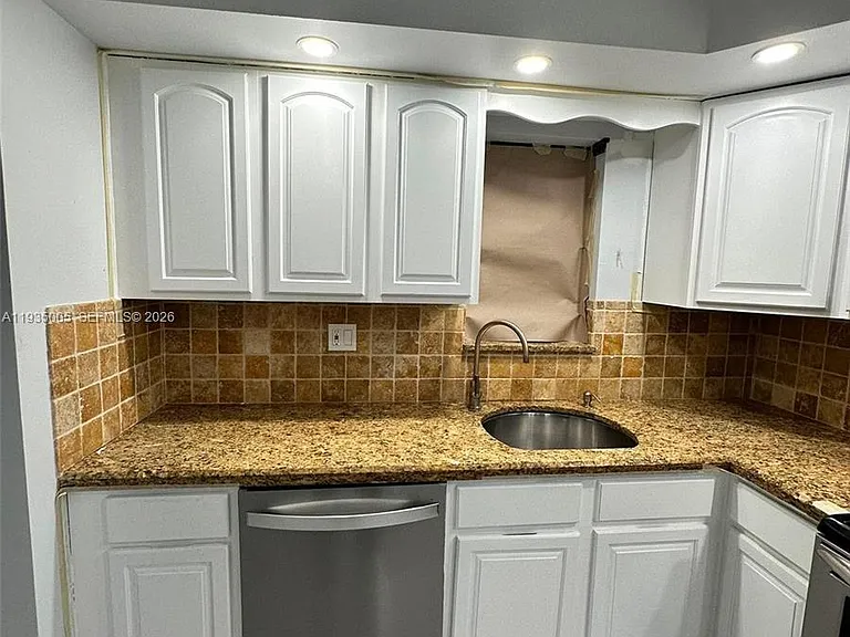 9440 SW 8th St #402 — Photo 7