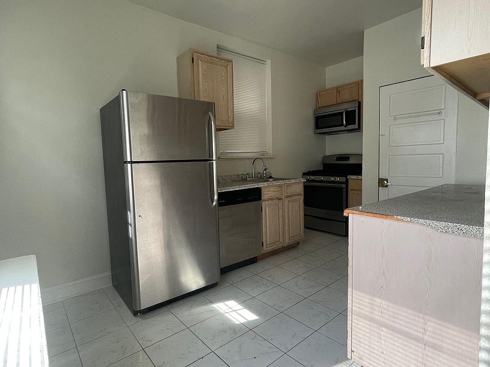 1st image of 1900 N Myrtlewood St