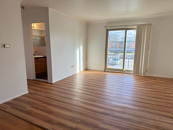 5th image of 1924 Axtell Dr APT 6