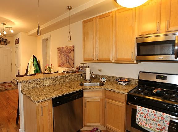 5th image of 1935 N Wood St #H