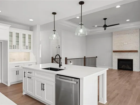 22210 W 98th Ter, Lenexa, KS 66220