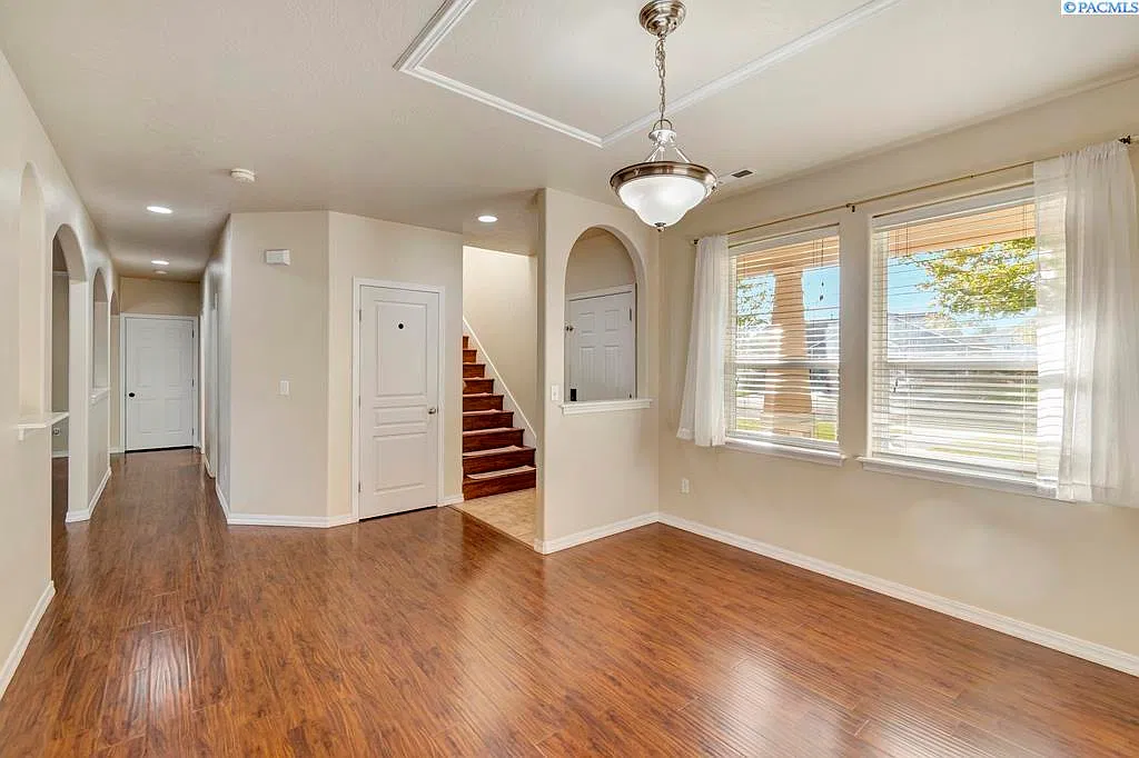 3 bed, 2.5 bath, 2050 sqft, $2,600 — Photo 2
