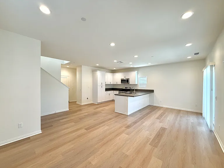 176 N Sutter Ave — Photo 2