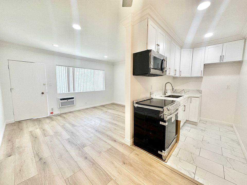1st image of 14024 Oxnard St #11A