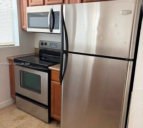4th image of 953 SW 10th St APT 6