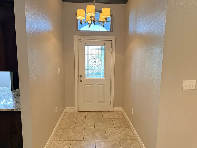 302 N Carver — Photo 2