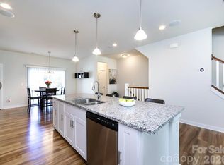 1028 Sharon Towns Dr, Charlotte, NC 28210