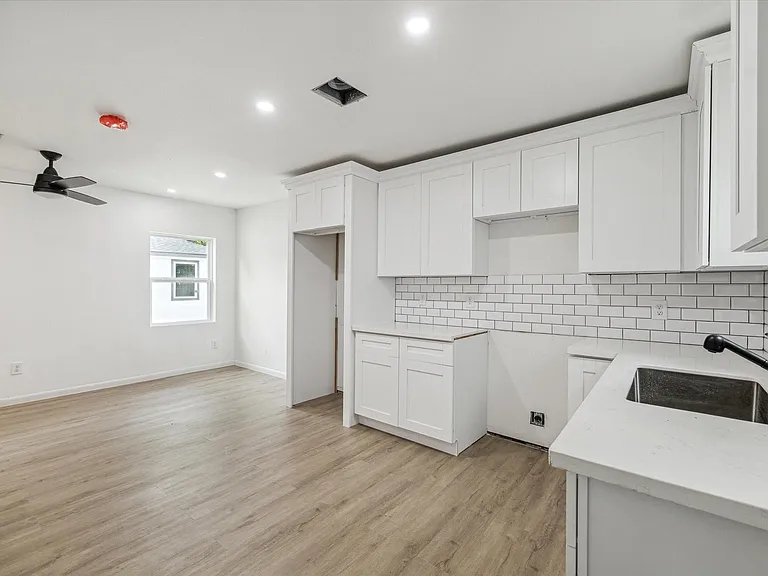 306 E 40th St #1/2 — Photo 7