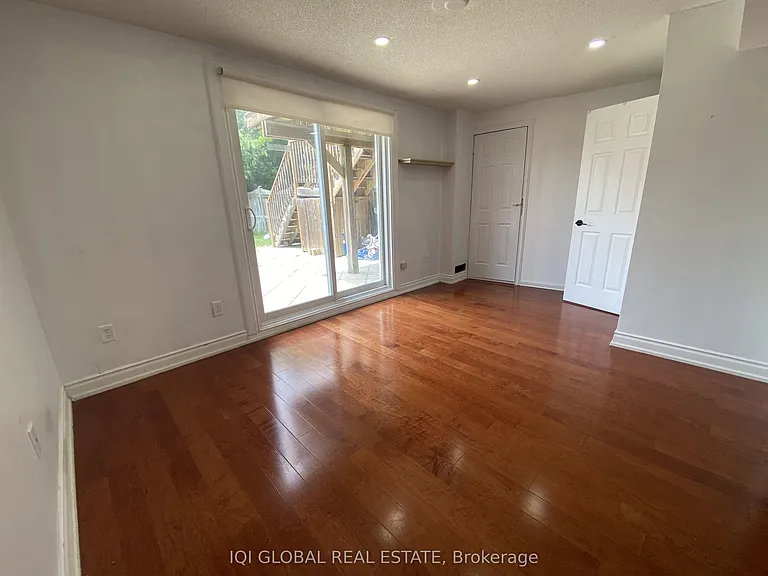 8 Bonello Cres — Photo 23
