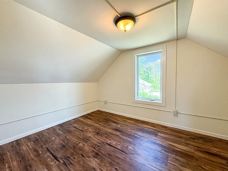 1085 E Ave NE — Photo 11