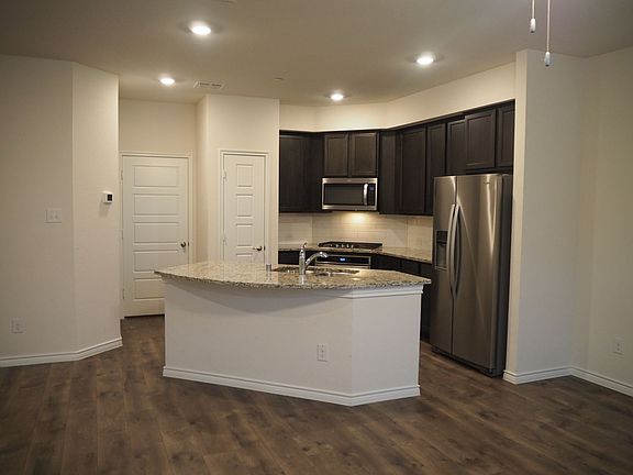 3rd image of 2407 Klamath Dr