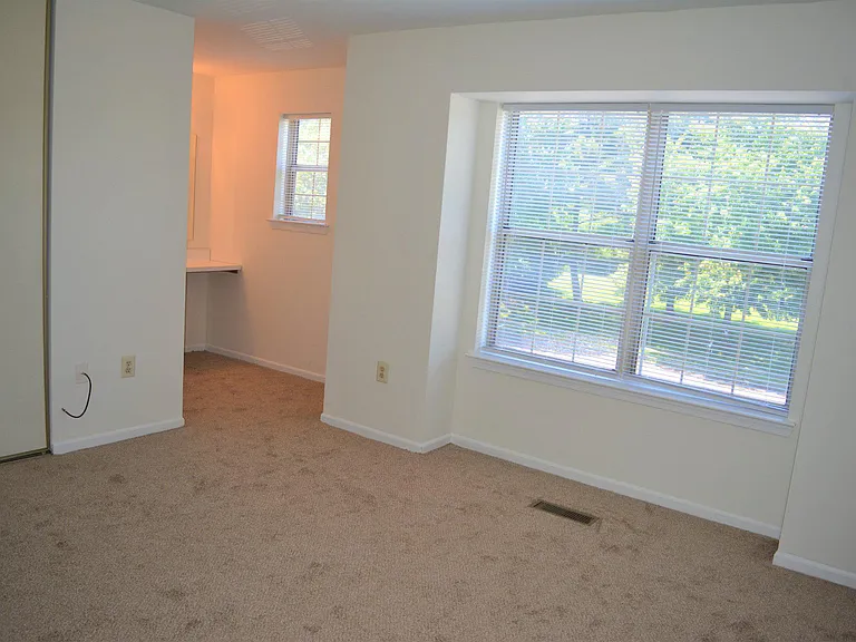 361 Kent Ln — Photo 18