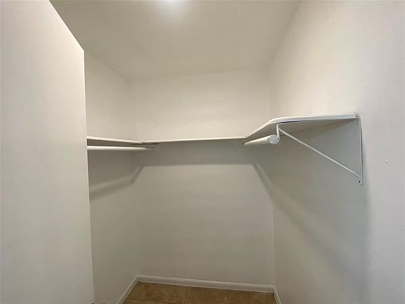 5th image of 943 Sterling Green Dr S