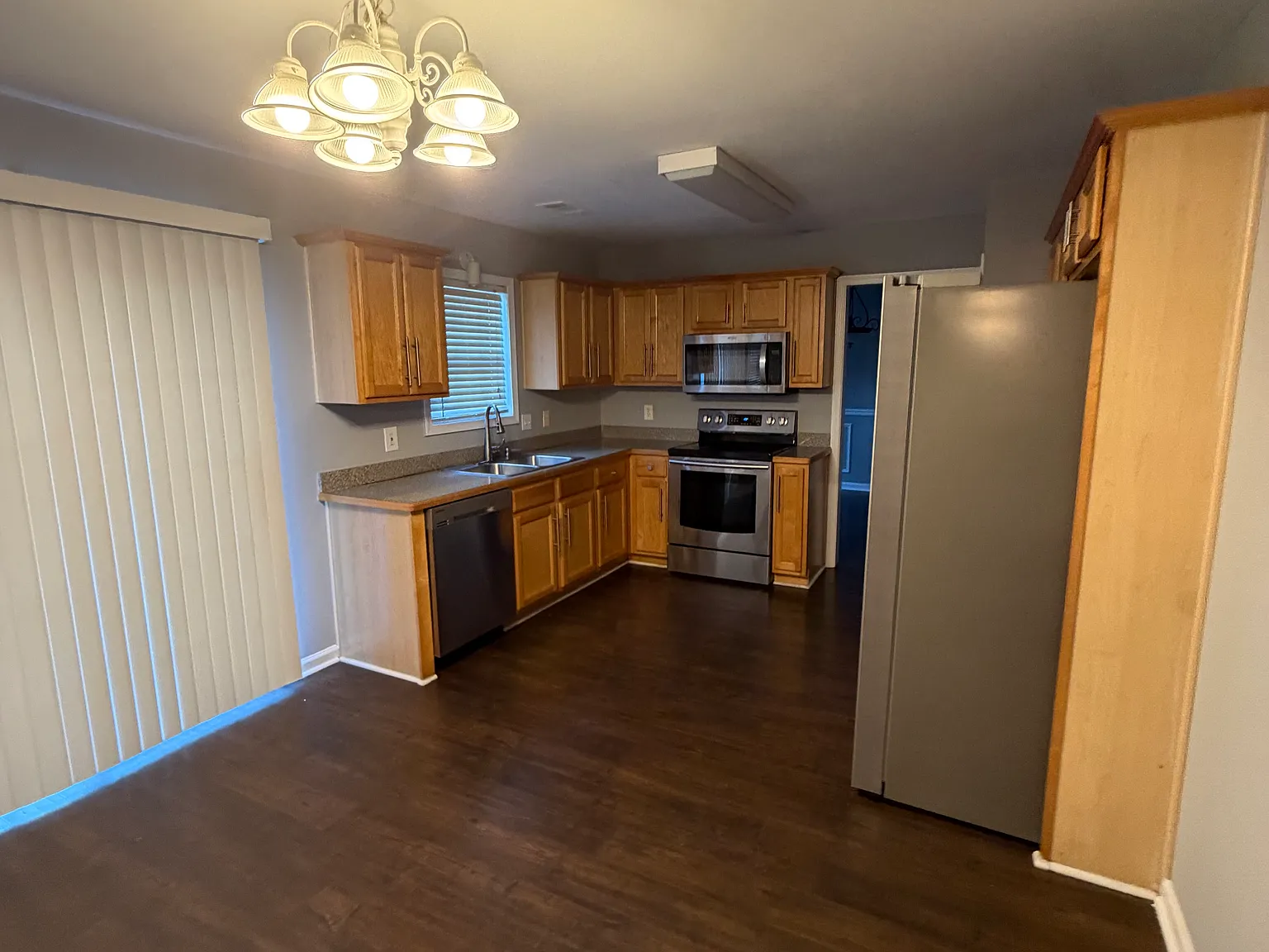 4 bed, 2.5 bath, 1958 sqft, $2,275 — Photo 2