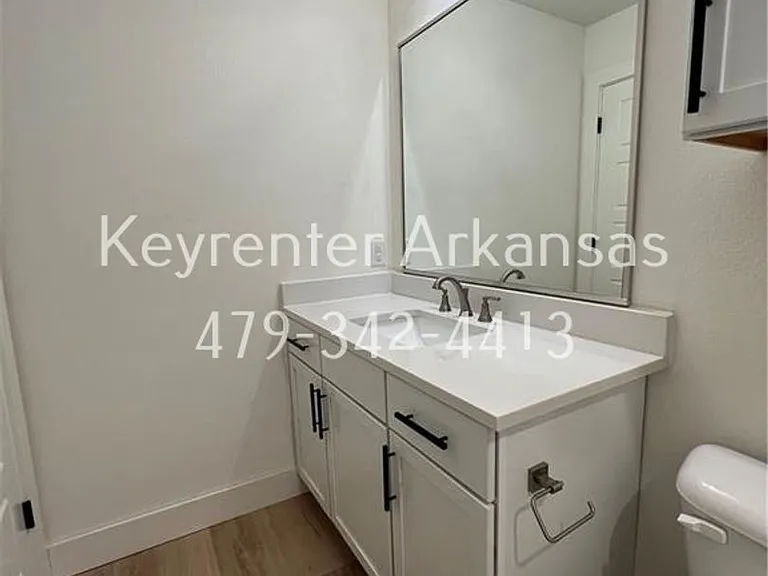 SW Livingston Sq Duplex — Photo 11