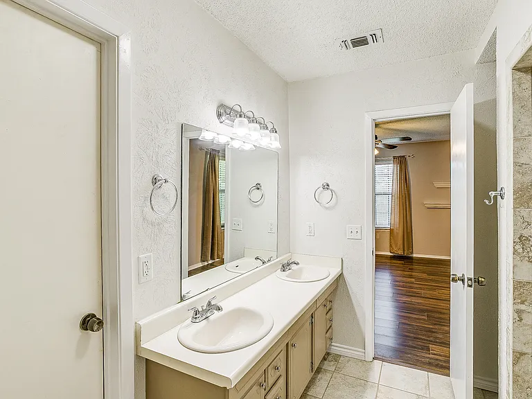 1104 Sproles Dr — Photo 32