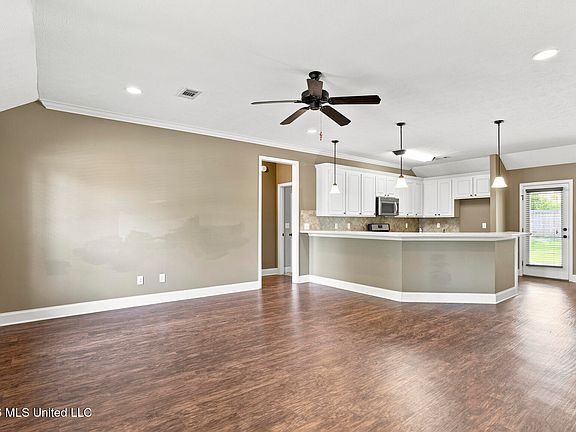 4th image of 159 Harvey Cir