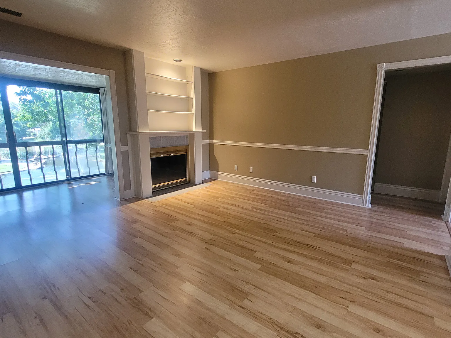 1 bed, 1000 sqft, $1,595 — Photo 4