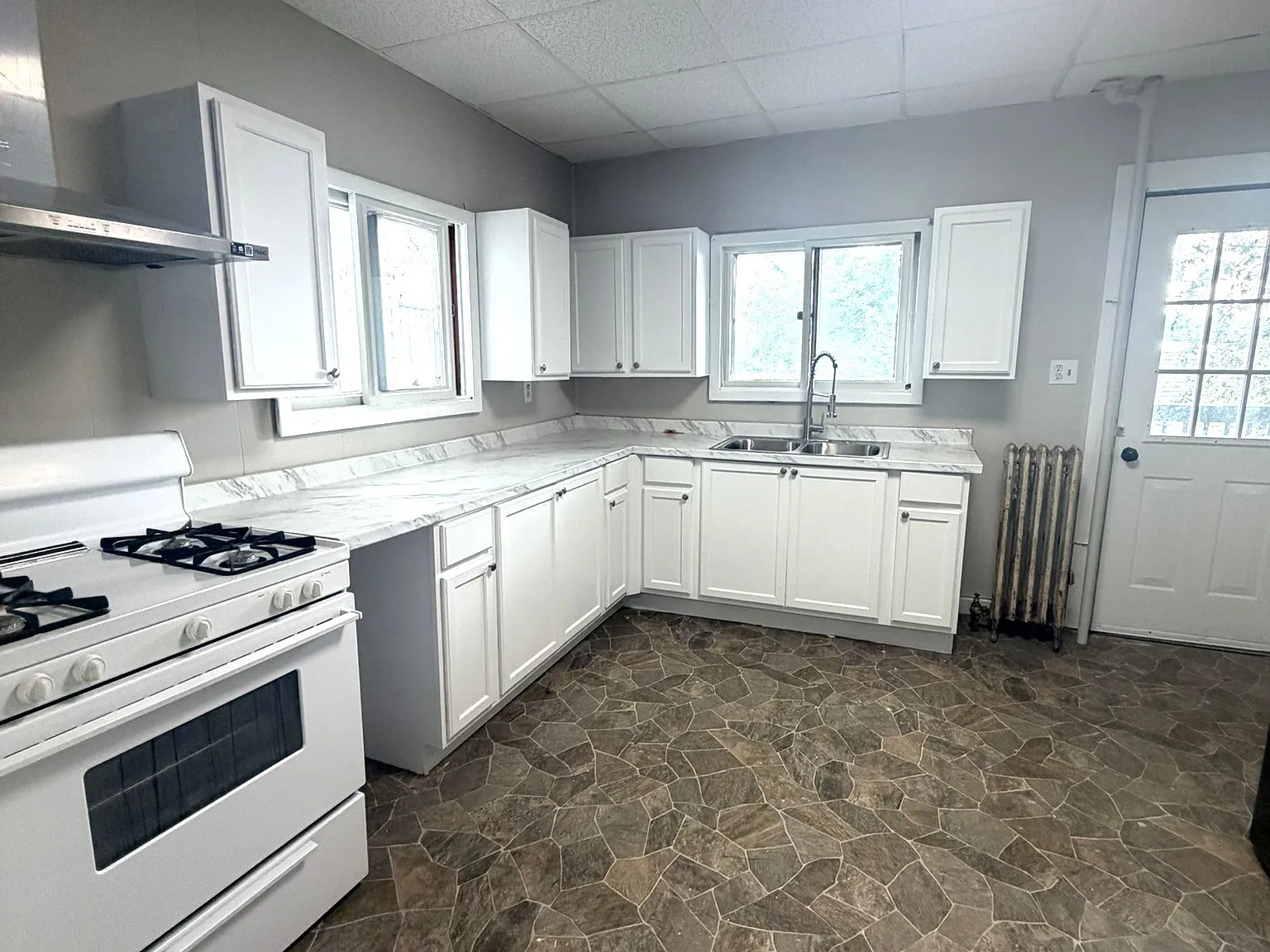 3 bed, 1200 sqft, $1,450 — Photo 2
