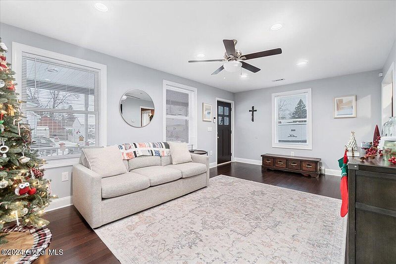 4th image of 125 Daniels Avenue