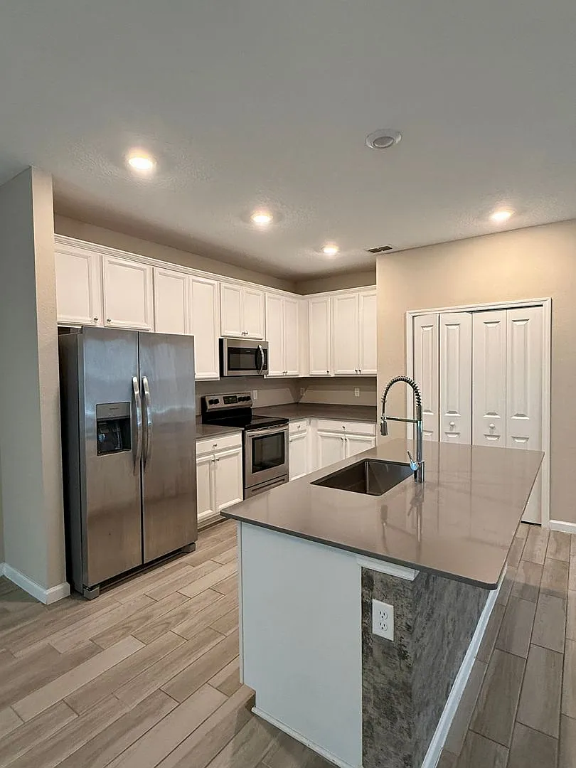Great 3 bedroom 2.5 bath Townhouse — Photo 4