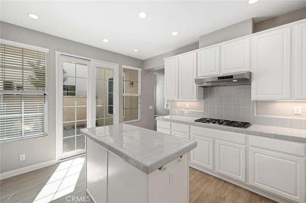 3 bed, 3.0 bath, 2113 sqft, $5,500 — Photo 4