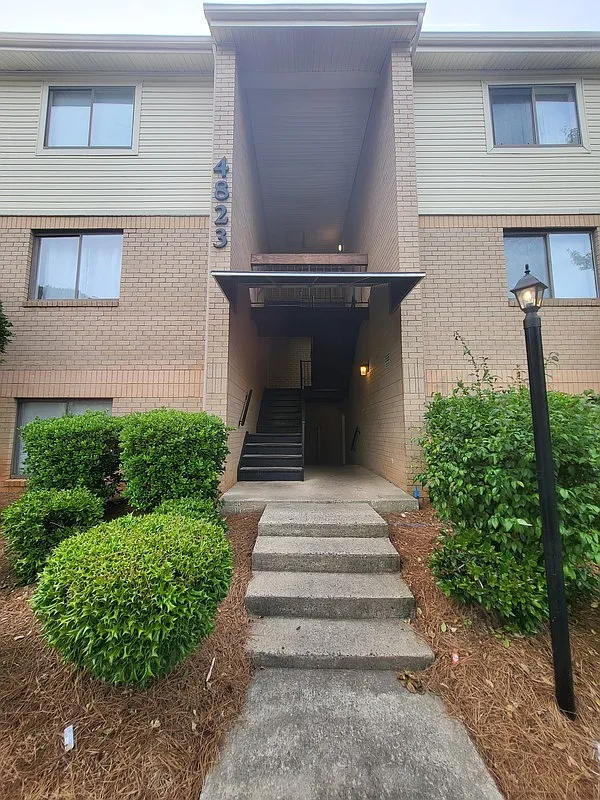 4823 Spring Lake Dr APT B photo 1