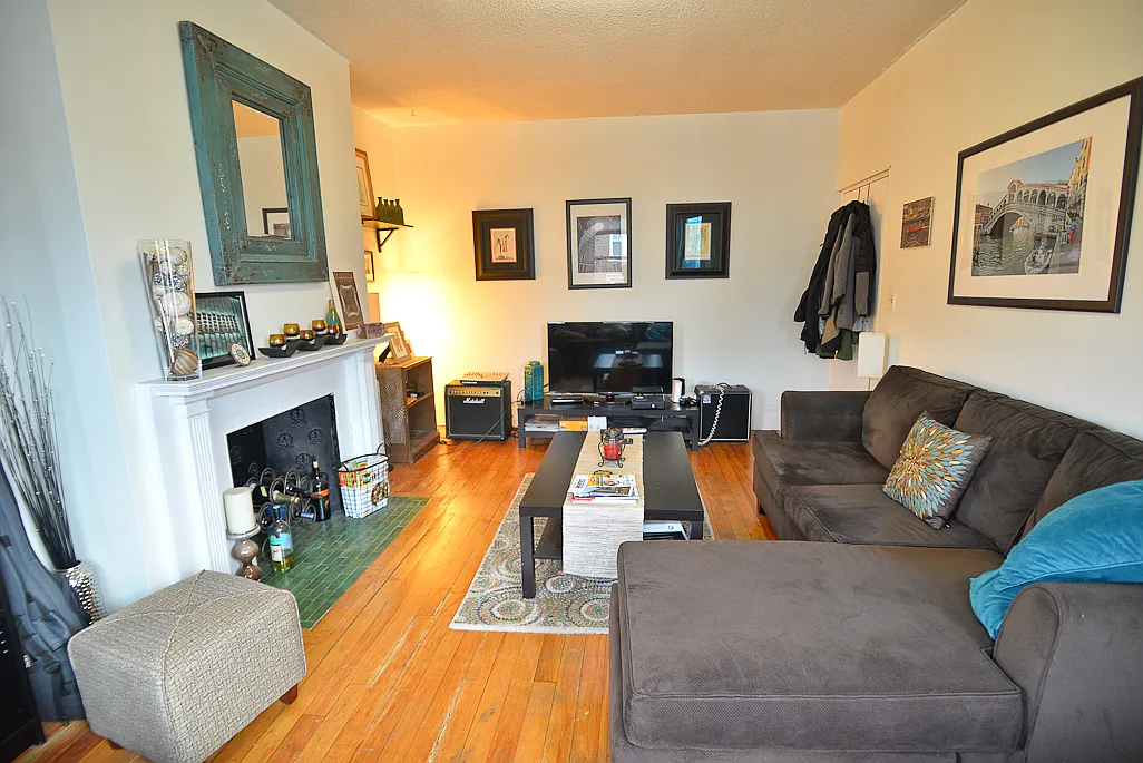 3 bed, 820 sqft, $3,300 — Photo 1