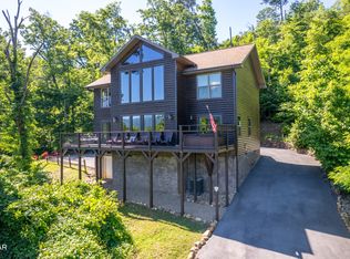 933 E Foothills Dr, Gatlinburg, TN 37738