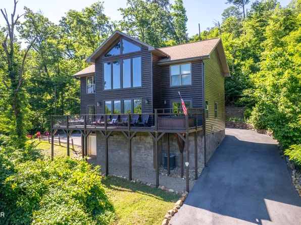 933 E Foothills Dr, Gatlinburg, TN 37738