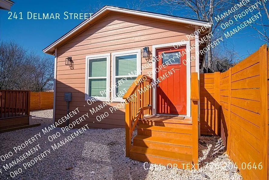 Adorable 2BR Home Close to Riverwalk and Downtown — Photo 2