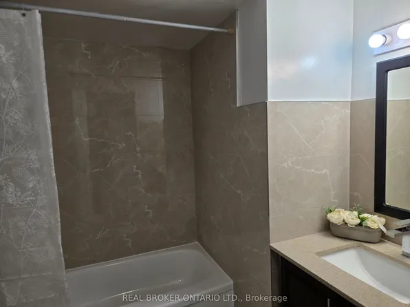 97 Nonquon Rd APT 302, Oshawa, ON L1G 3R8