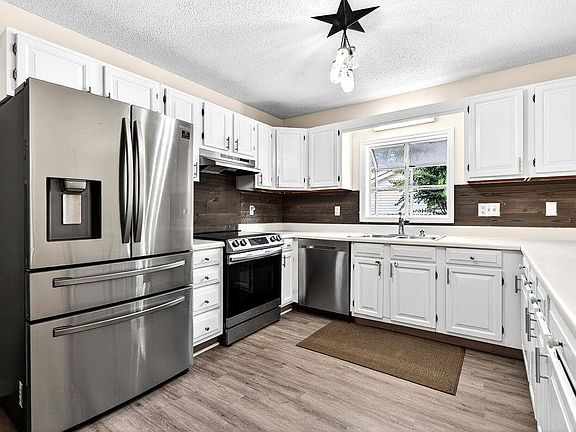 4th image of 105 Pebble Dr.