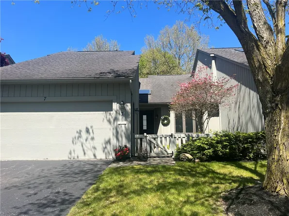 7 Hill Creek Rd, Rochester, NY 14625