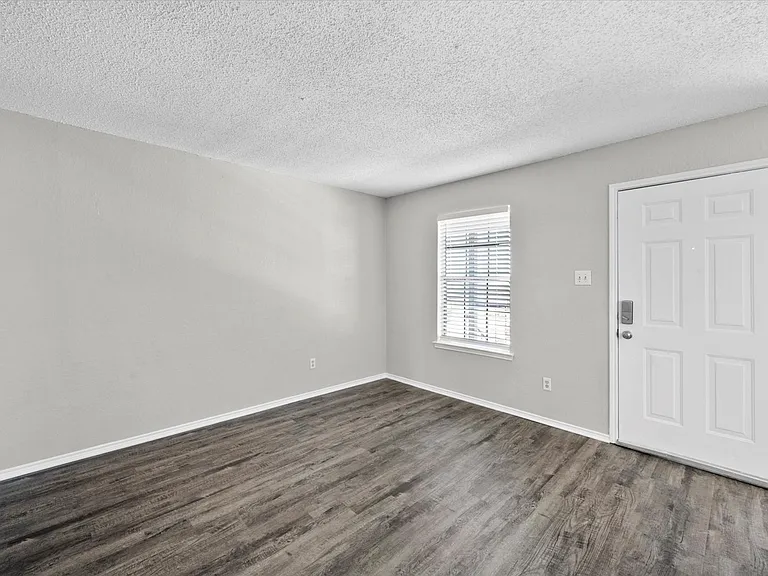 606 Kings Way Dr — Photo 5