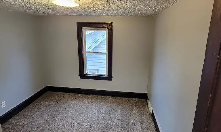 580 Baird St — Photo 11