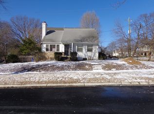 6101 Temple St, Bethesda, MD 20817