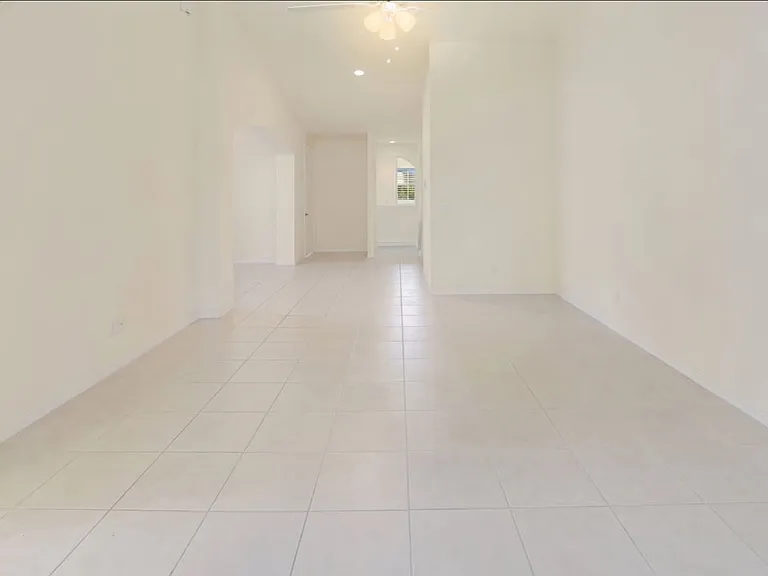 1445 Mariposa Cir — Photo 9