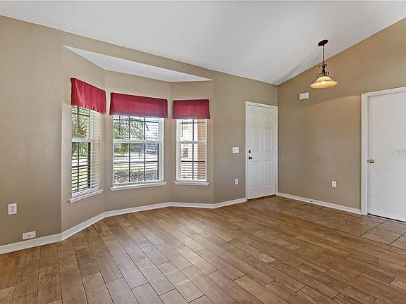 5th image of 914 Deming Dr