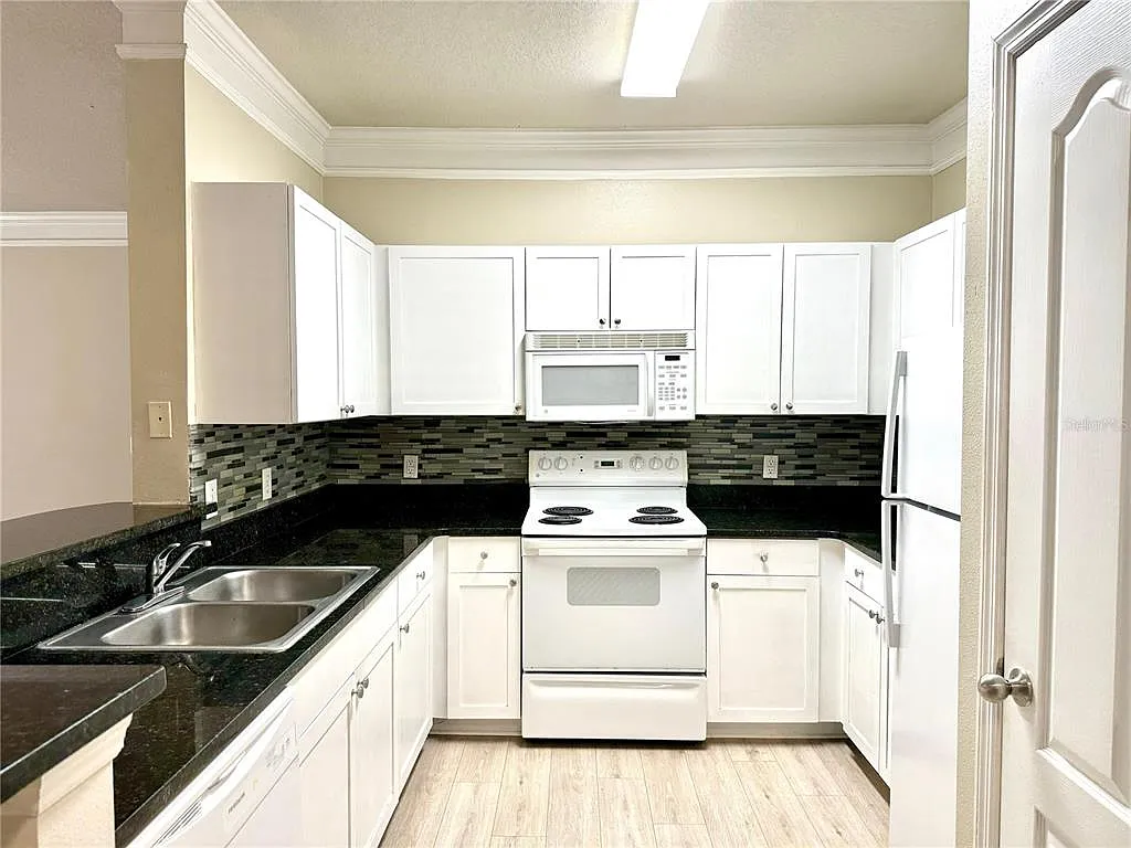 3 bed, 2.0 bath, 1369 sqft, $2,050 — Photo 4