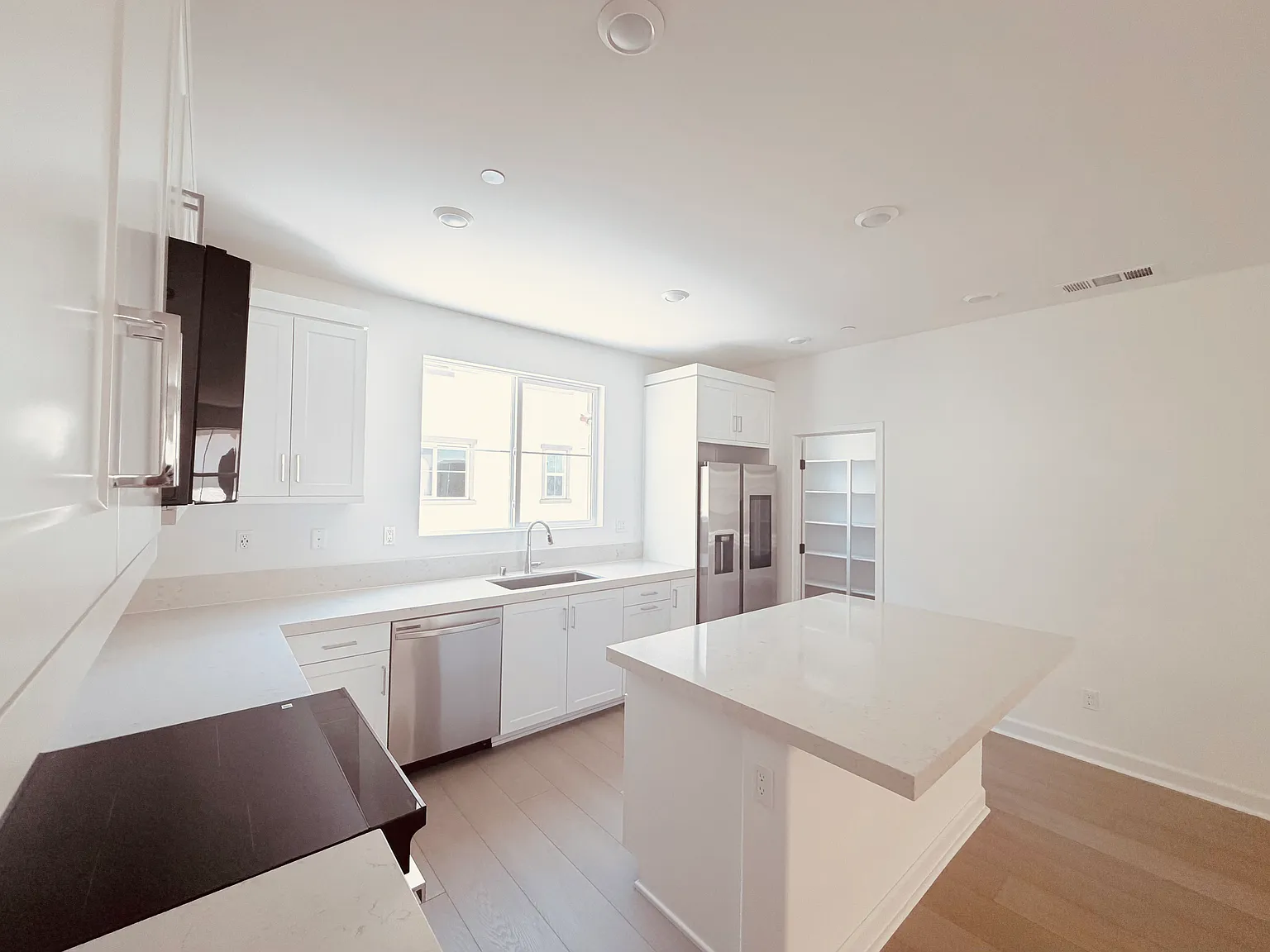 4 bed, 3.5 bath, 1826 sqft, $4,750 — Photo 3