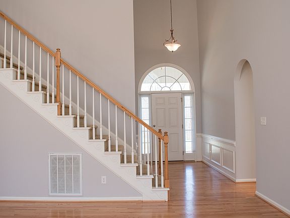 5th image of 293 Longwood Dr