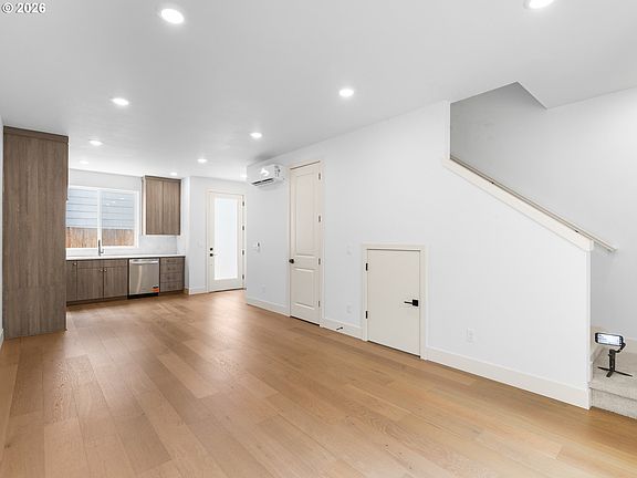 3rd image of 2731 SE Clinton St